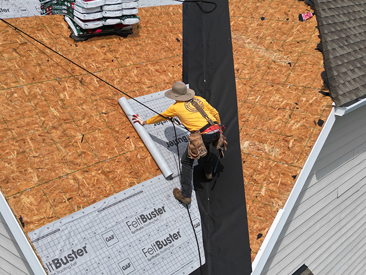 worker-roof