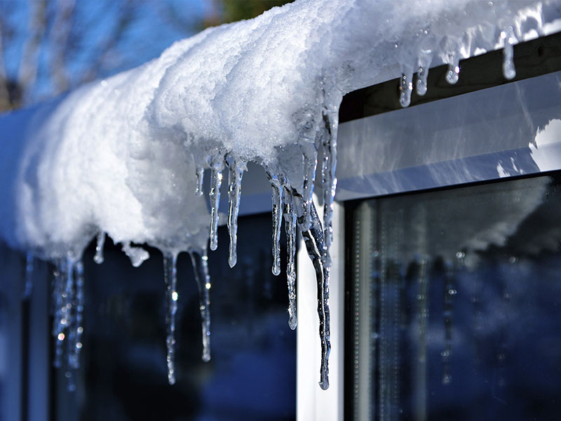 Ice dam & snow accumulation on a Maryland residential roof